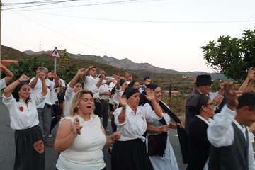 Una diana floreada prepara a Lomo Magullo para la Traída del Agua (Foto Francisco Javier Santana y José Florido)